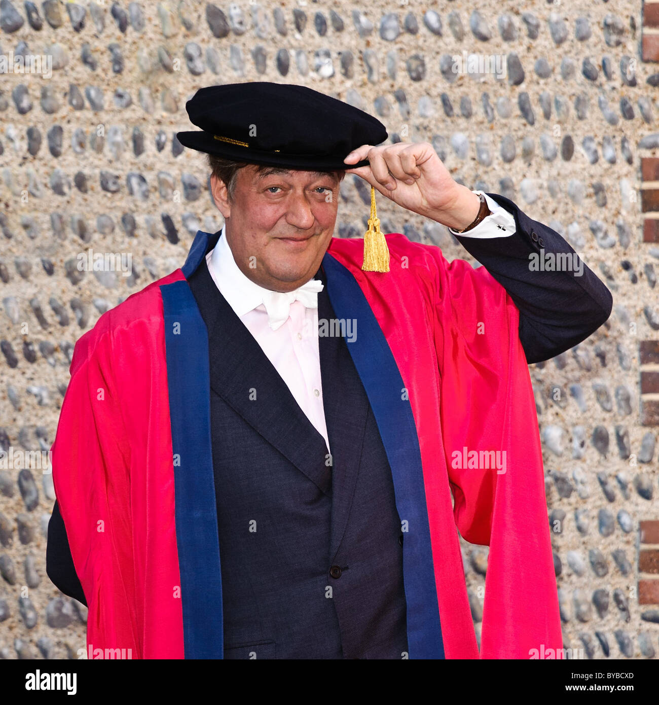 28.01.2011. Stephen Fry sammelt die Ehrendoktorwürde von der University of Sussex Stockfoto