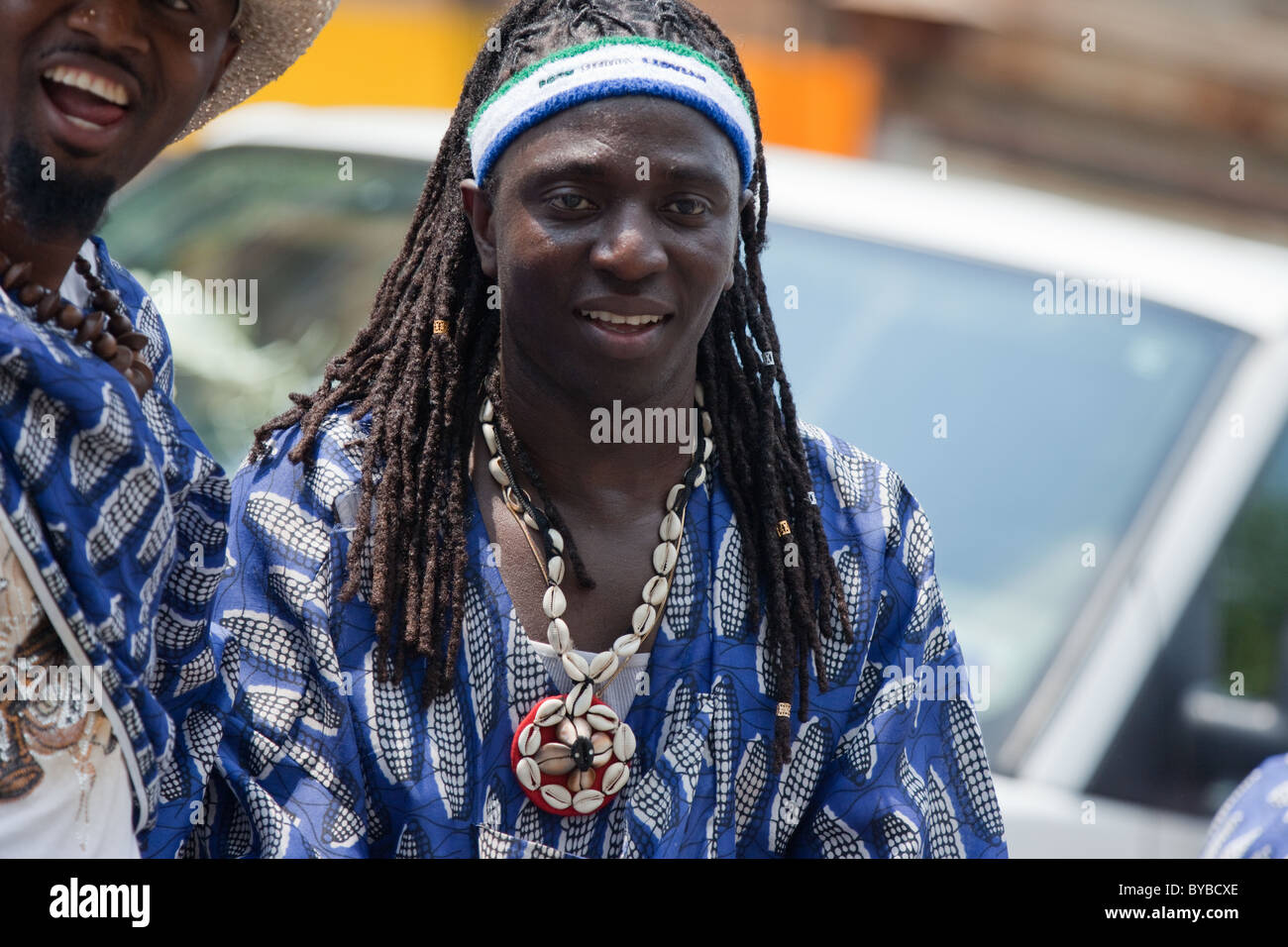 Marschieren Sie Männer und Frauen aus Sierra Leone, ein Krieg-heftig gezerrissenes Land in Westafrika, in der DC-Karibik-Karnevalsumzug in Washington, DC. Stockfoto