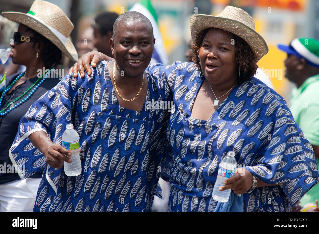 Marschieren Sie Männer und Frauen aus Sierra Leone, ein Krieg-heftig gezerrissenes Land in Westafrika, in der DC-Karibik-Karnevalsumzug in Washington, DC. Stockfoto