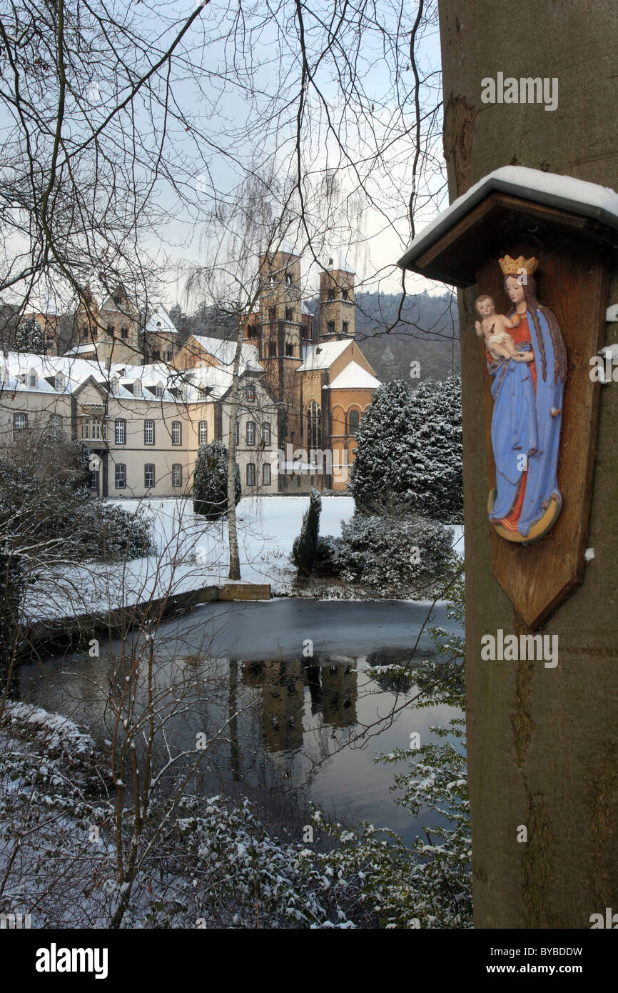 Maria Laach Abbey in Winter, Benediktiner Abtei Maria Laach, Rheinland-Pfalz, Deutschland, Europa Stockfoto