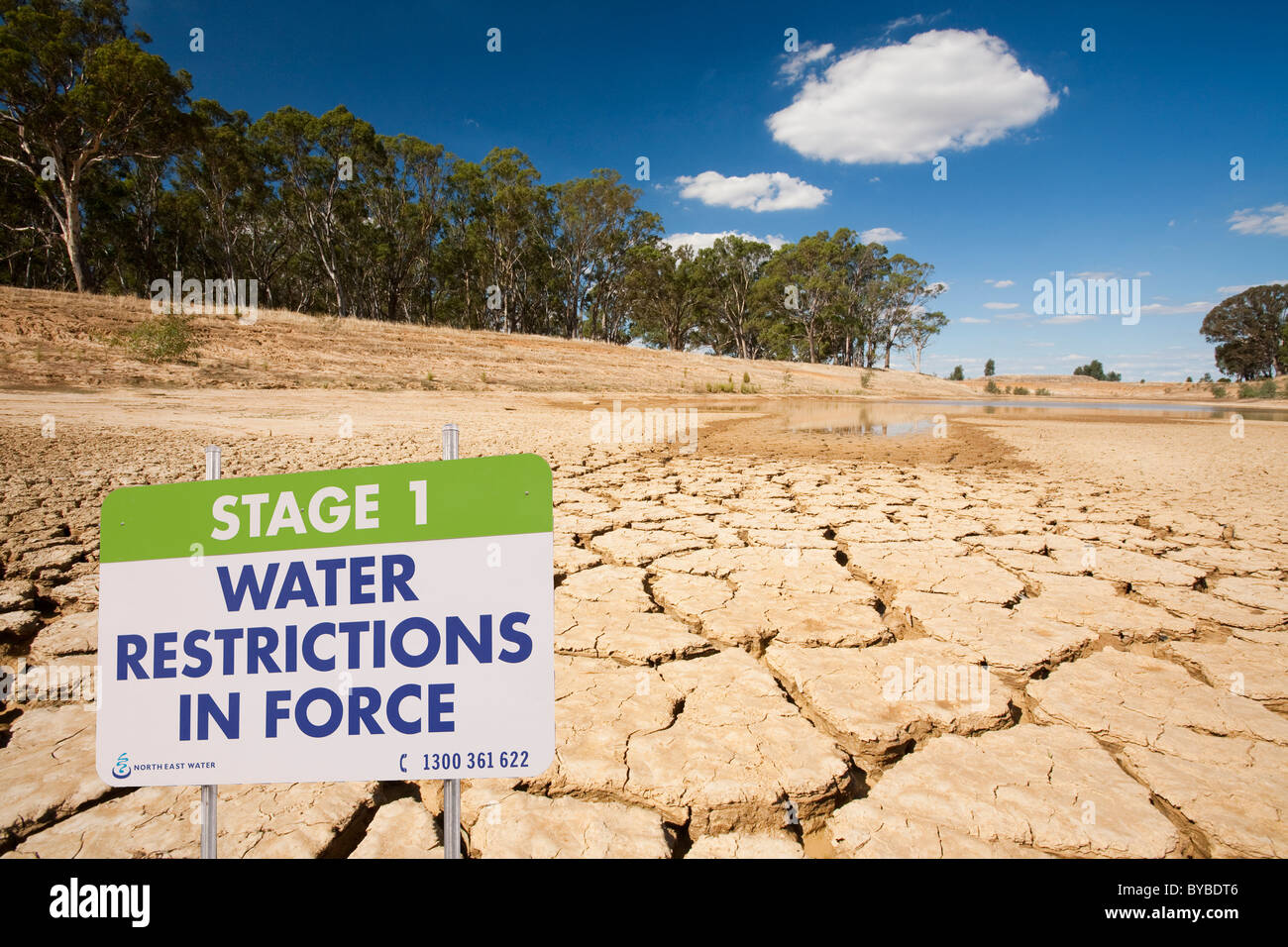 Einer landwirtschaftlichen Bewässerung Loch auf einer Farm in der Nähe von Shepperton, Victoria, Australien, fast ausgetrocknet. Stockfoto