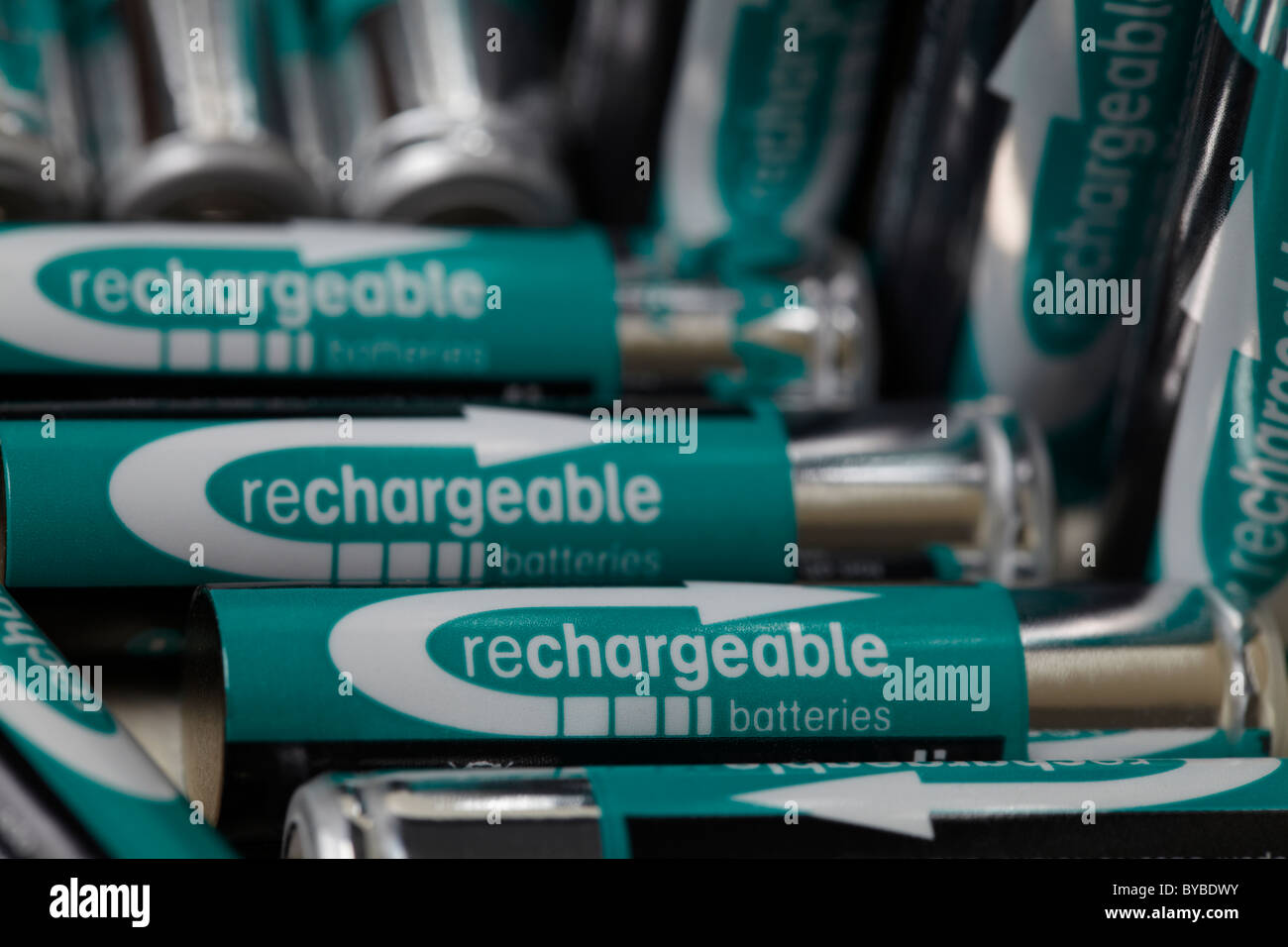 Eine Reihe von Akkus der Größen AA und AAA. Stockfoto