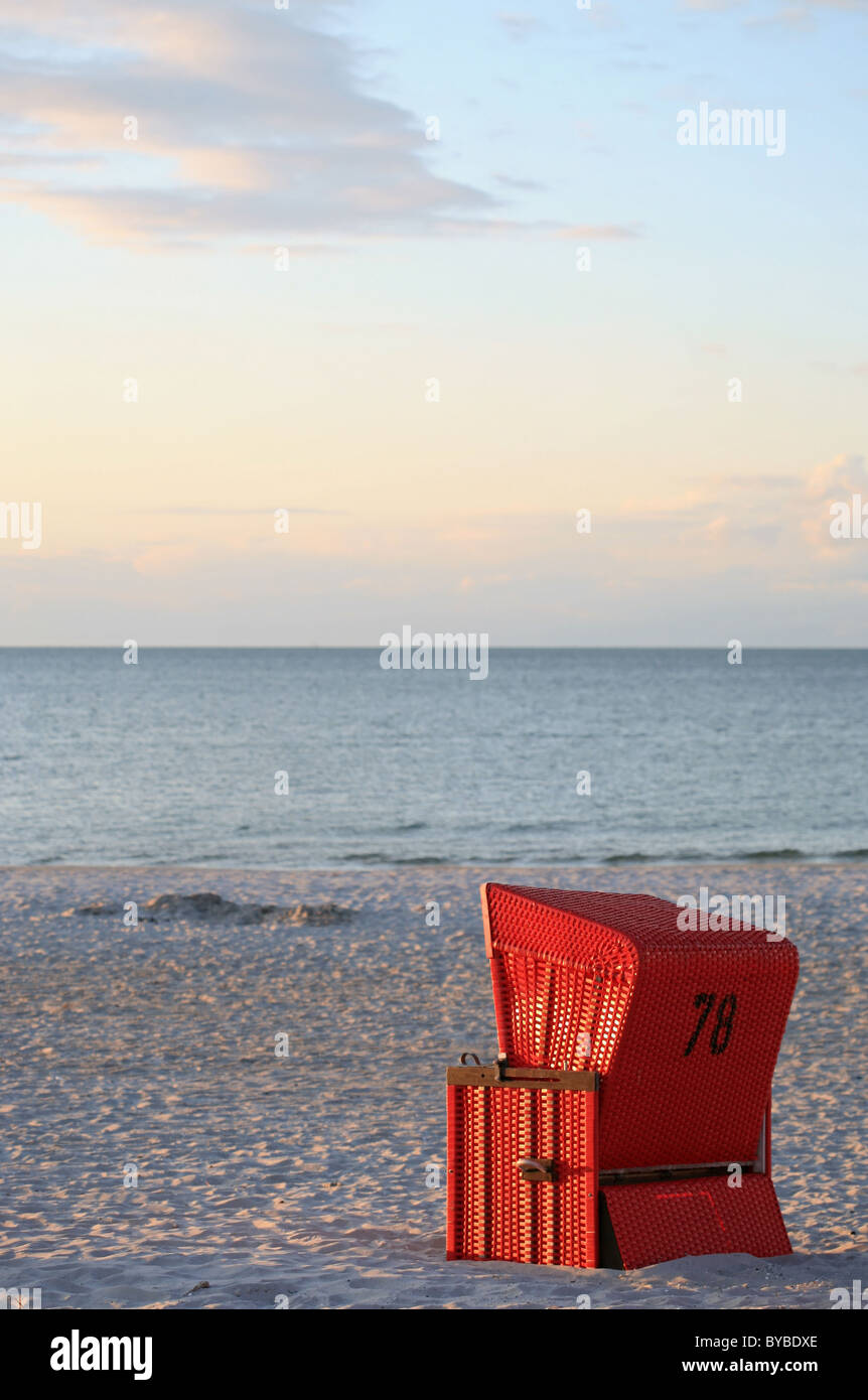 Einsam mit Kapuze Strandkorb Stockfoto