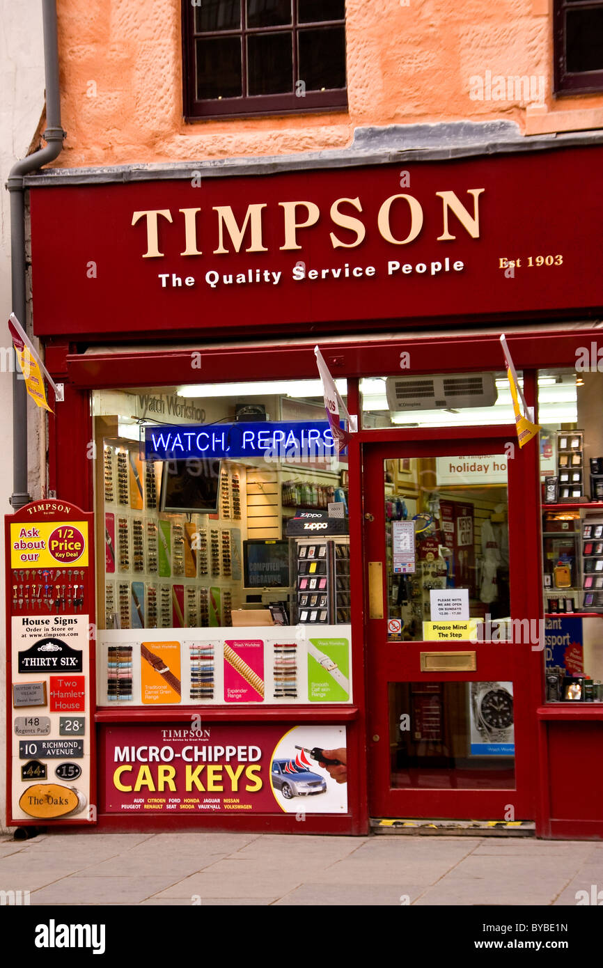 Timpson Baumarkt Werbung ihre Qualitätsleistungen in Dundee, Großbritannien Stockfoto