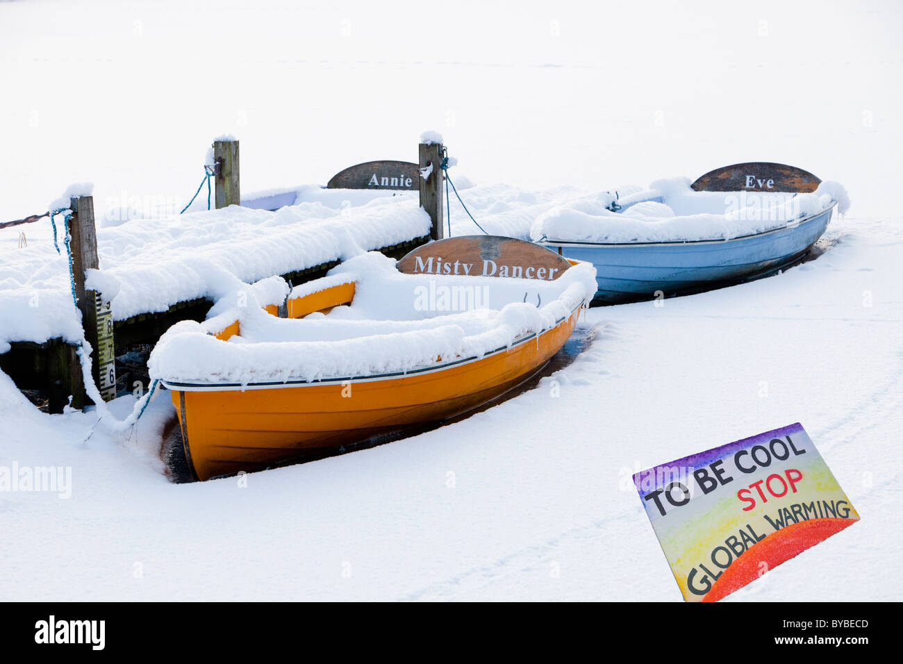 Ruderboote, eingefroren im Eis auf Grasmere im Lake District, Großbritannien, während der Dezember 2010 Kälteeinbruch. Stockfoto