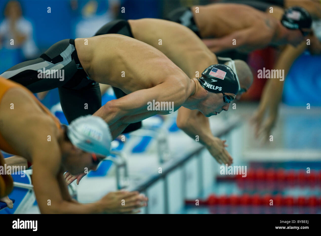 Michael Phelps (USA) zu Beginn des 400Im, wo er gewann die Goldmedaille und brach den Weltrekord Stockfoto