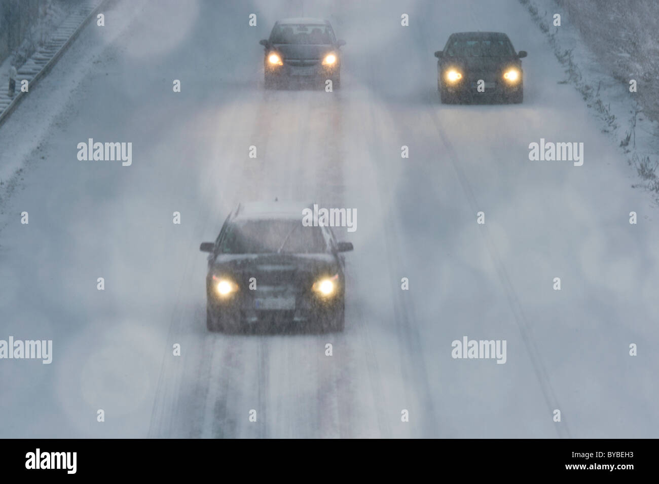 Drei Autos fahren auf der Autobahn in einem Schnee-flulrry Stockfoto