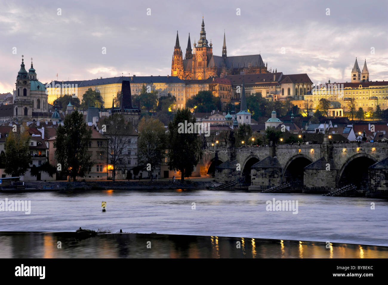 Moldau, Karlsbrücke, St. Nikolaus, St. Vitus Cathedral, Prager Burg, Hradschin Prag, Böhmen, Tschechische Republik Stockfoto