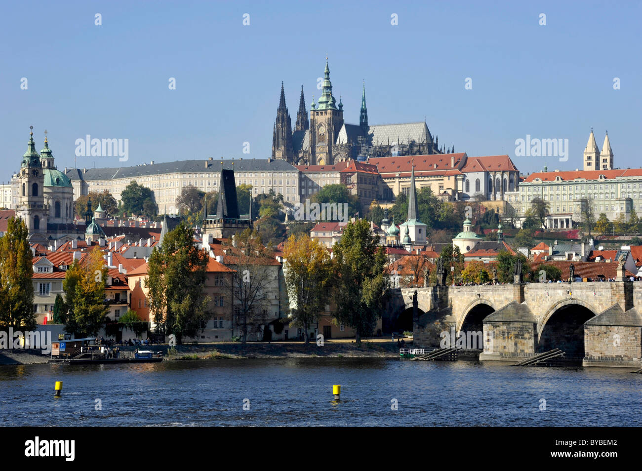 Moldau, Karlsbrücke, St. Nikolaus, St. Vitus Cathedral, Prager Burg, Hradschin Prag, Böhmen, Tschechische Republik Stockfoto