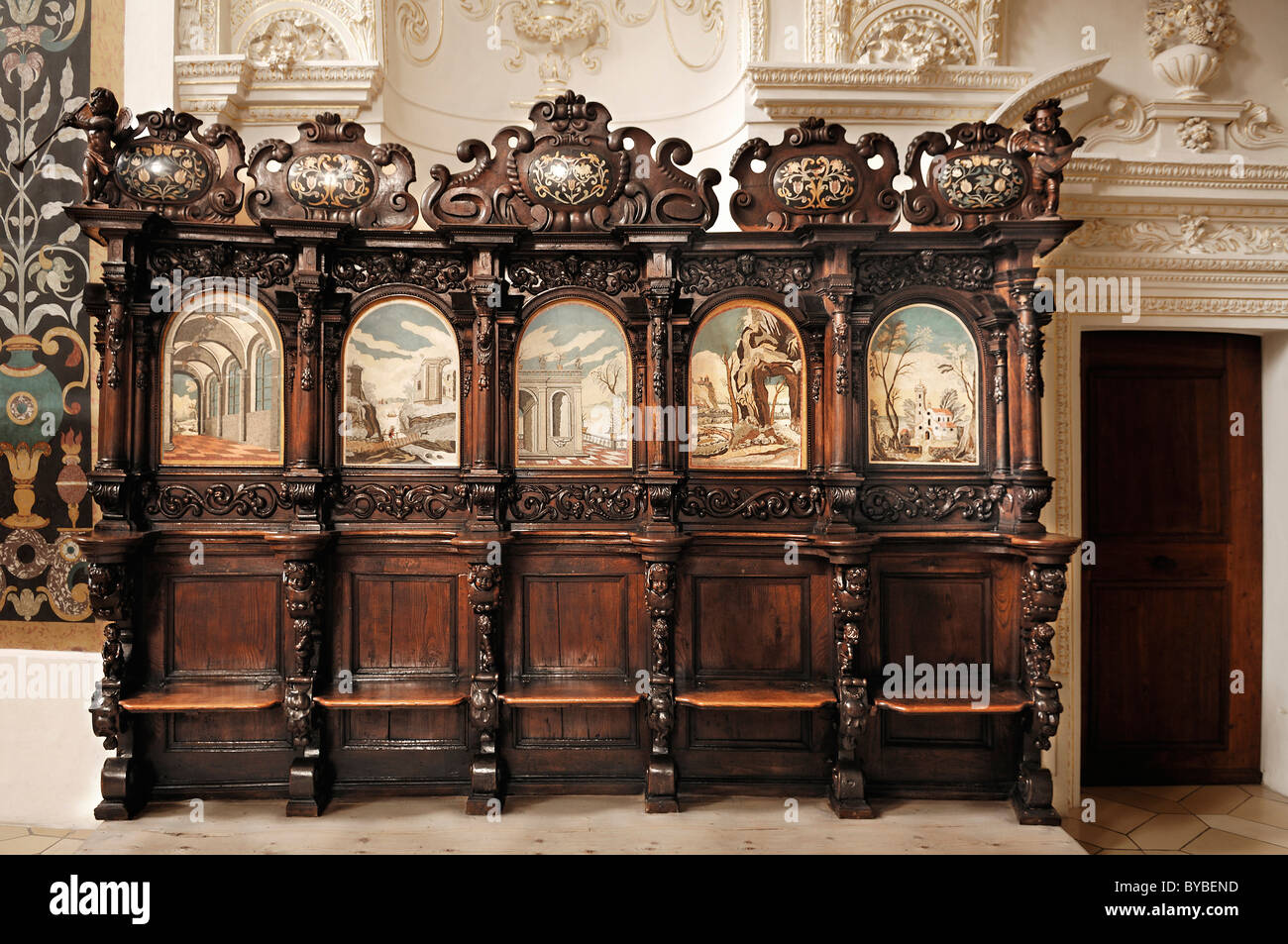 Barocke Chorgestühl in der barocken Basilika St. Lorenz, 1652-1748, Stuck von Giovanni Zuccalli, Fresken von Andrew Asper Stockfoto