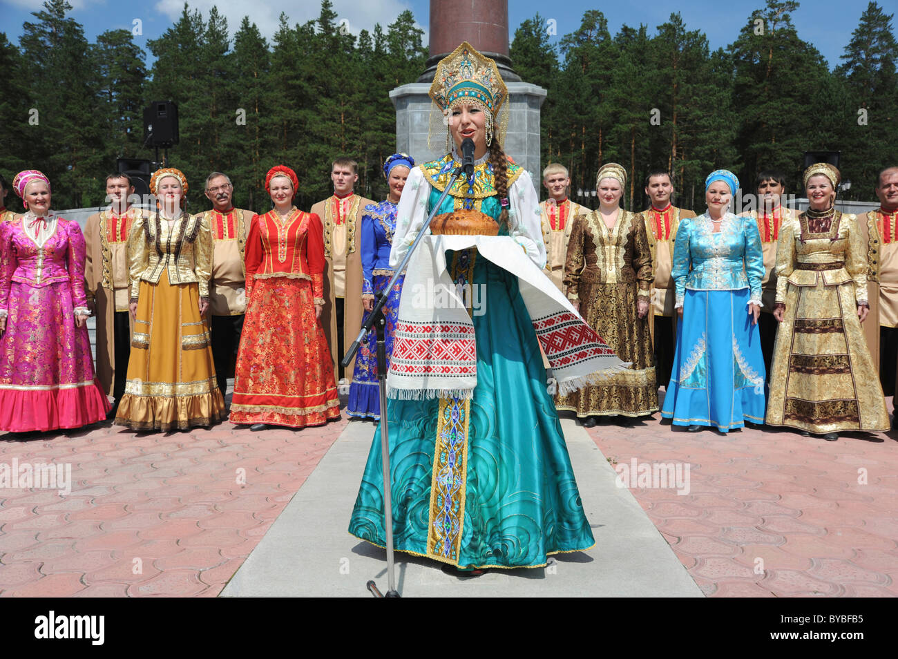 Obelisk markiert die Grenze zwischen Europa und Asien, eines russischen Tanzes Unternehmens Brot als ein Symbol der Gastfreundschaft Stockfoto