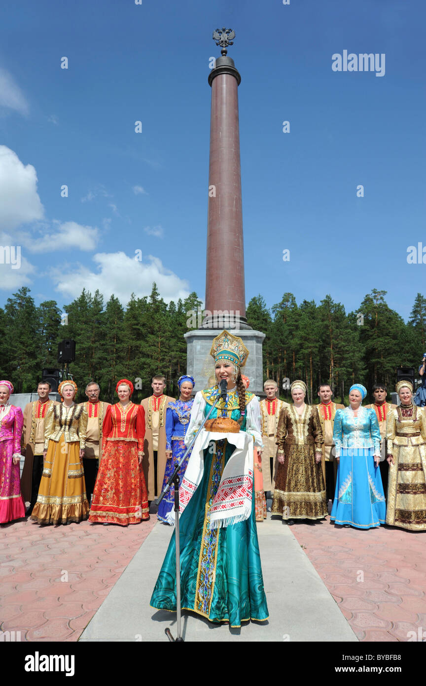 Obelisk markiert die Grenze zwischen Europa und Asien, eines russischen Tanzes Unternehmens Brot als ein Symbol der Gastfreundschaft Stockfoto