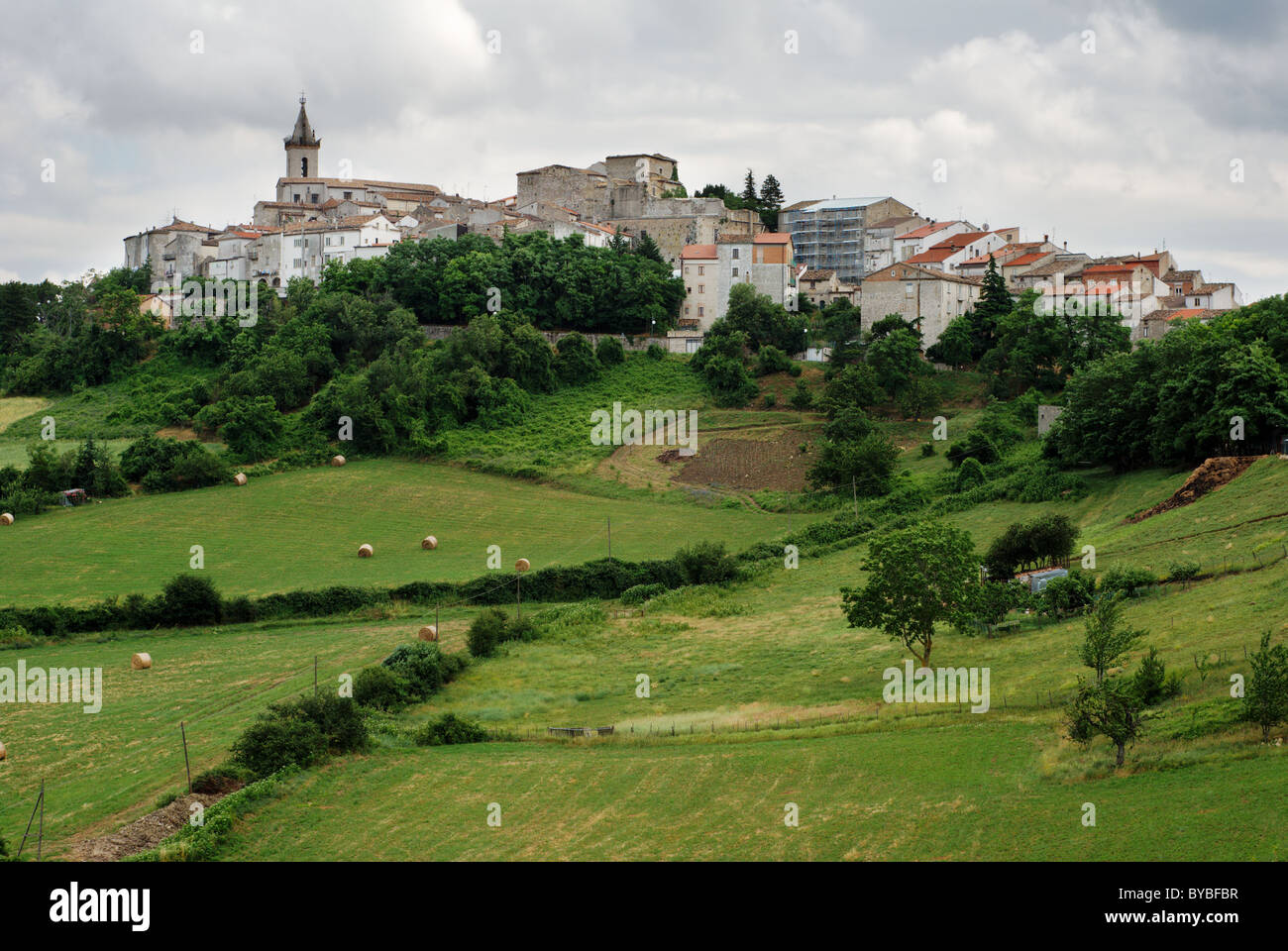 Grüne Landschaft mit kleinen Dorf Montagano in Molise, Italien-center Stockfoto