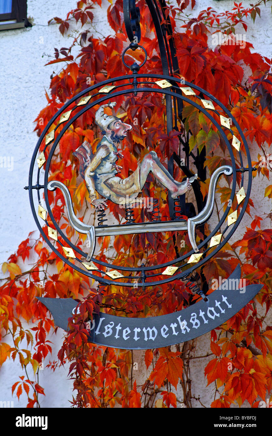 Polsterwerkstatt, hängende Zeichen für ein Polster, Rote Weinrebe, Oberammergau, Bayern, Deutschland, Europa Stockfoto