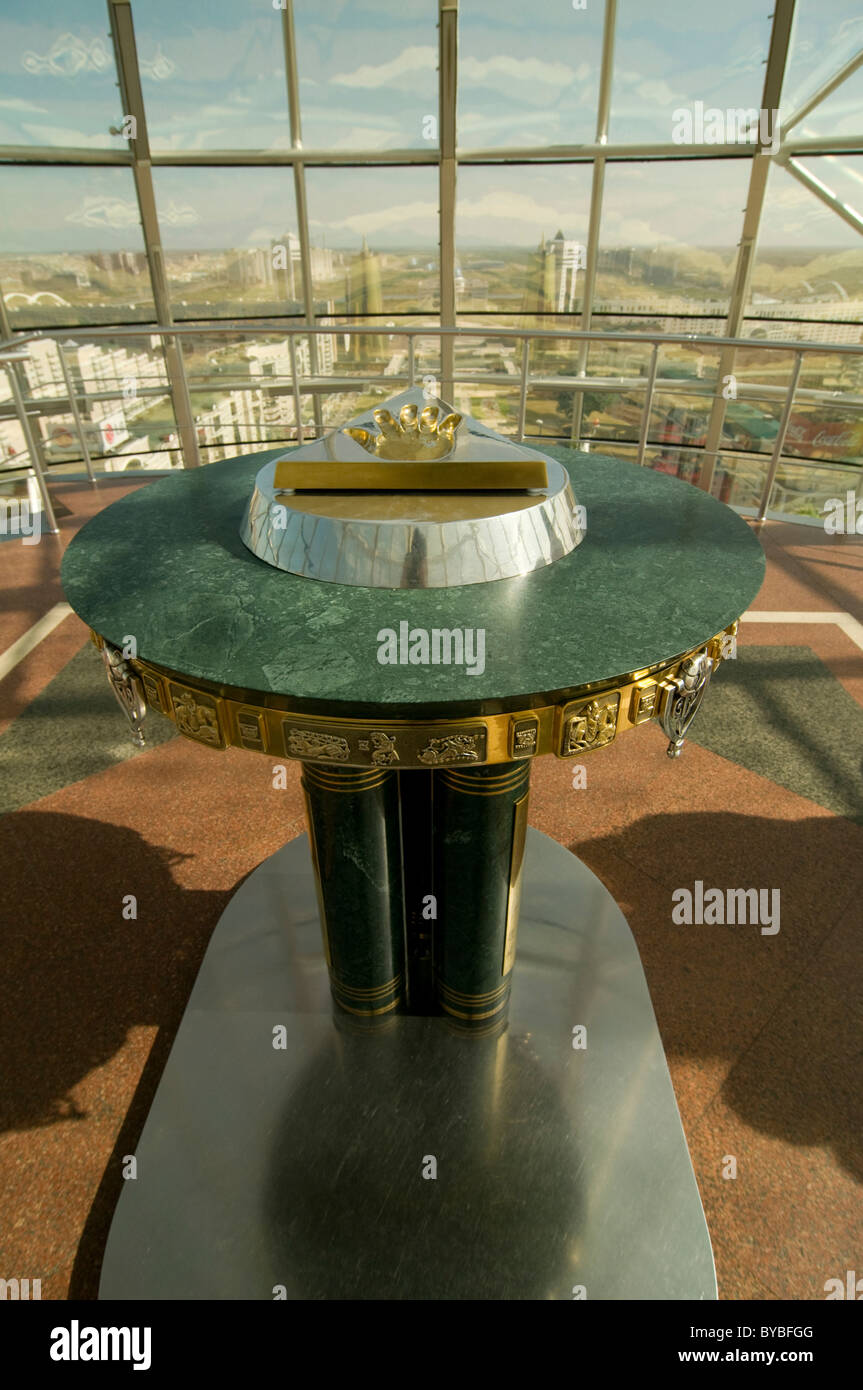 Innerhalb der Bayterek-Turm, Wahrzeichen von Astana, Kasachstan, Zentralasien Stockfoto