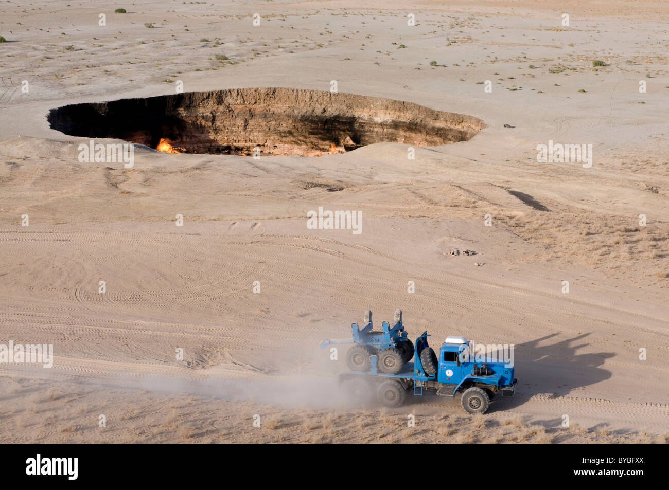 Geländewagen fahren auf einer staubigen Landstraße Darvaza Gas Krater, Turkmenistan, Zentralasien Stockfoto