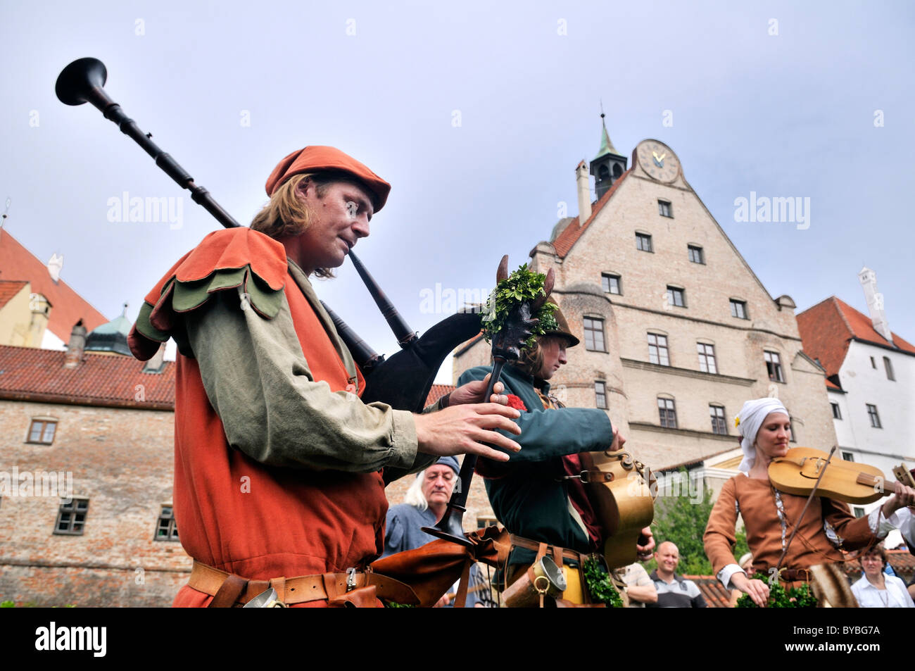 Musiker, die Instrumente spielen bei der Landshuter Hochzeit 2009, eine große mittelalterliche Festspiele, Landshut, Bayern, Niederbayern Stockfoto