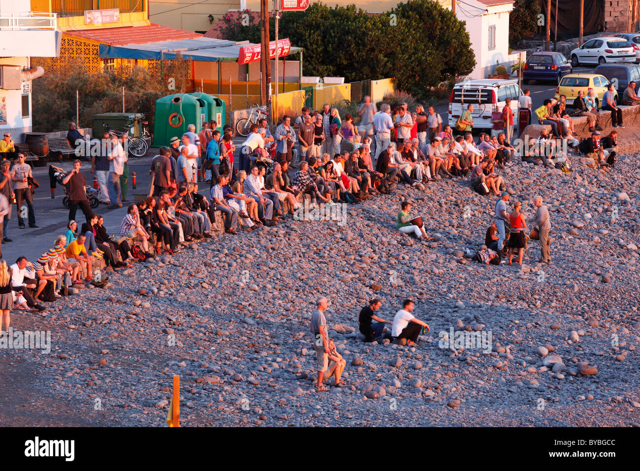 Touristen sammeln am Strand von La Playa in den Sonnenuntergang, Valle Gran Rey, La Gomera Insel, Kanaren, Spanien, Europa Stockfoto