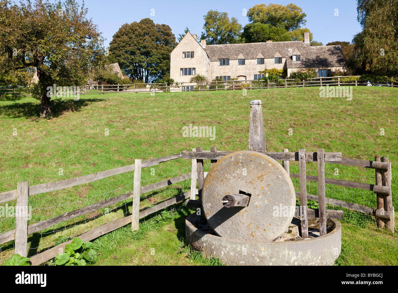 Eine alte steinerne Apple Apfelmosterei vor Stanton Handelsmann in Cotswold Dorf von Stanton, Gloucestershire Stockfoto