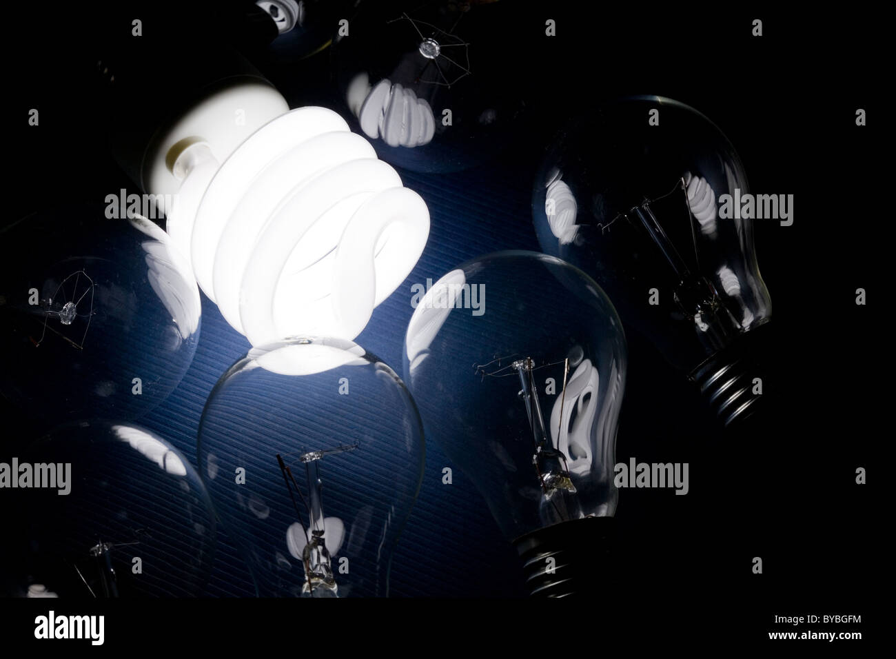 Kompakte Leuchtstoff Glühlampe und Wolfram-Glühlampe Stockfoto