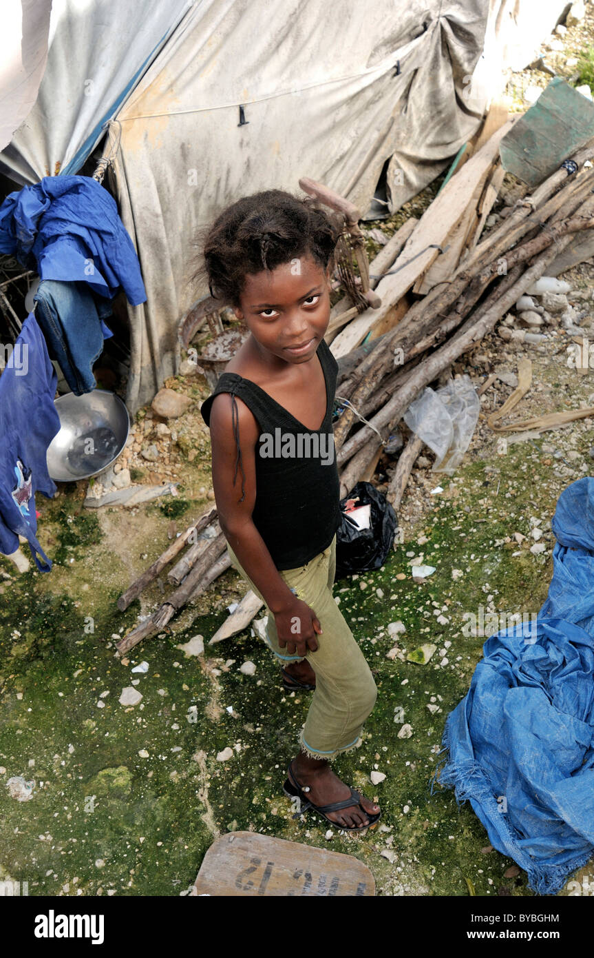 Mädchen in einem Lager für Opfer des Erdbebens im Januar 2010, Bizozon Bezirk, Port-au-Prince, Haiti, Caribbean Stockfoto