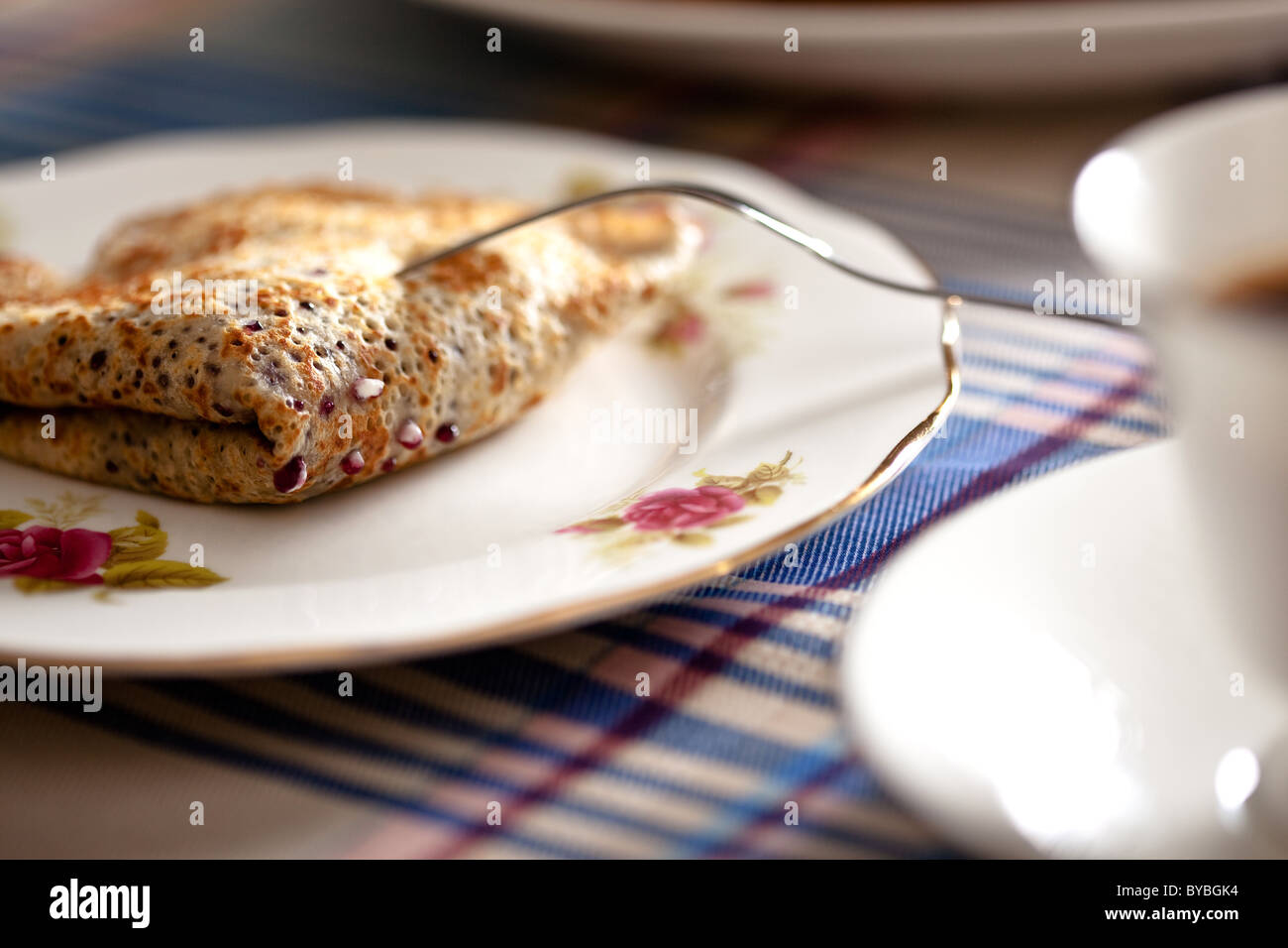 Eine isländische Pfannkuchen gefaltet zweimal mit geschlagener Sahne und Blaubeeren Marmelade. Stockfoto