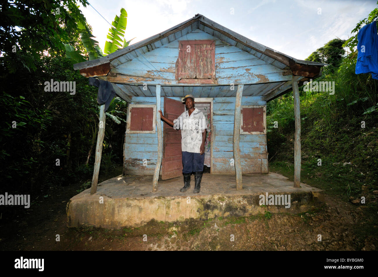 Mann vor seinem traditionellen Holzhaus, das durch das Erdbeben im Januar 2010, Dorf in der Nähe von Jacmel schwer beschädigt wurde Stockfoto