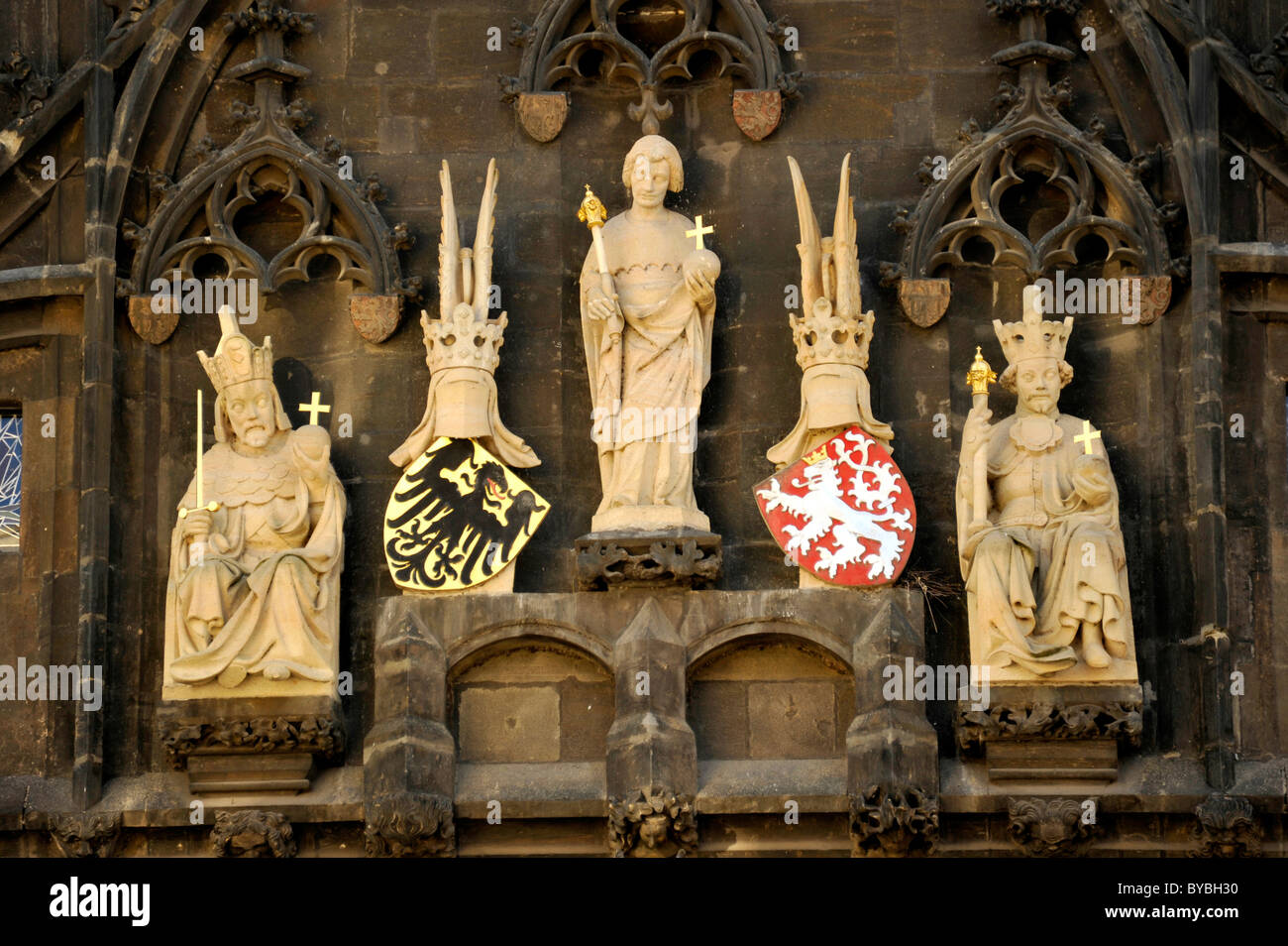 Gotische Skulpturen, Kaiser Charles IV, Patron St. Veit, King Wenceslas IV, Wappen des Heiligen Römischen Reiches zu überbrücken und Stockfoto