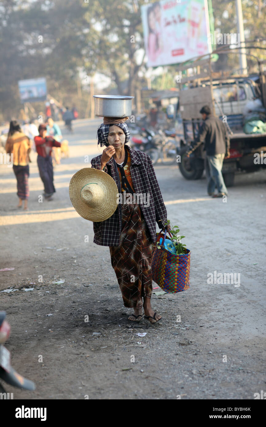 Burma, Birma, Myanmar, 20100223, Frau auf dem Markt Stockfoto