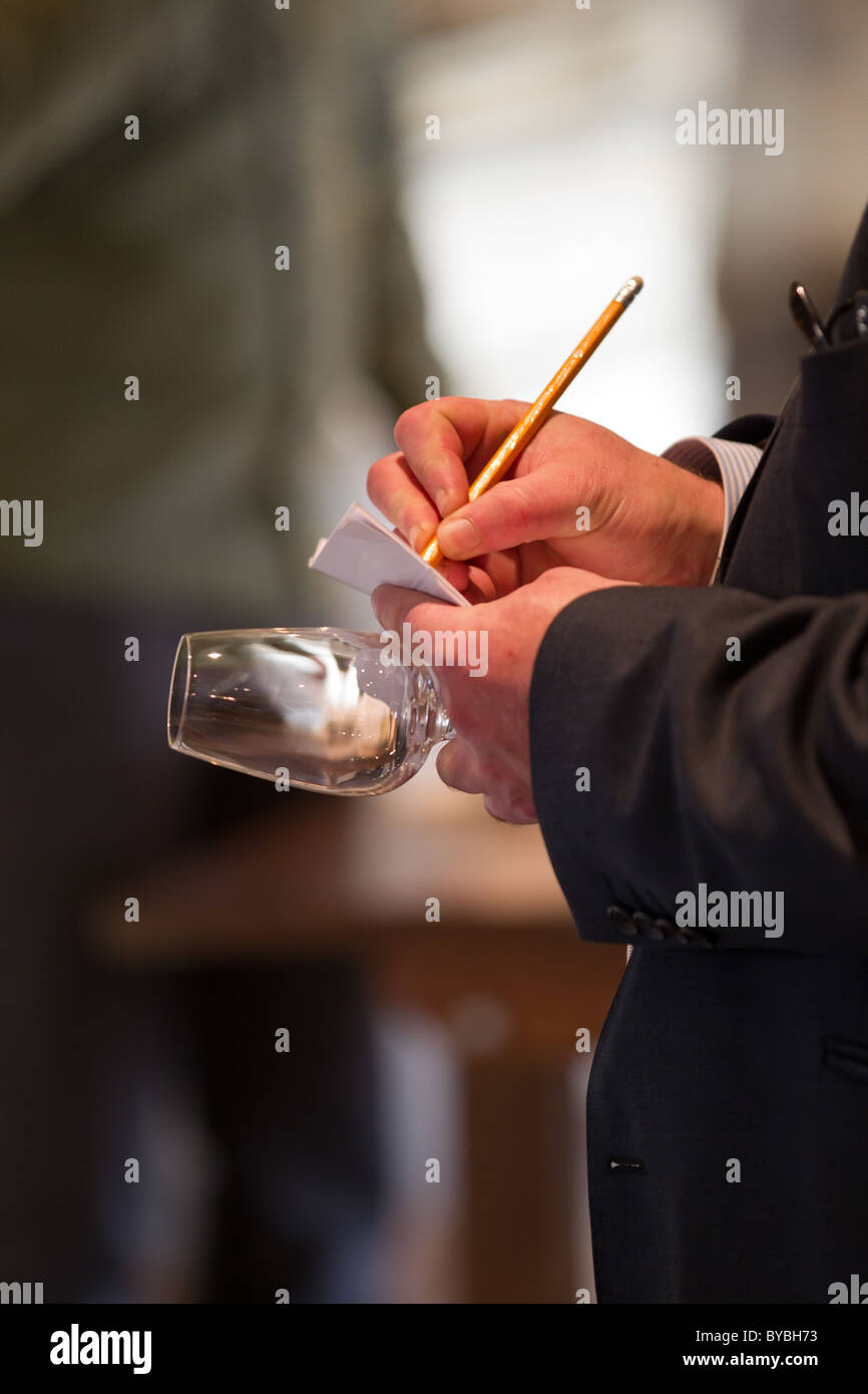 Wein-Sommelier scoring Glas Wein Verkostung Stockfoto
