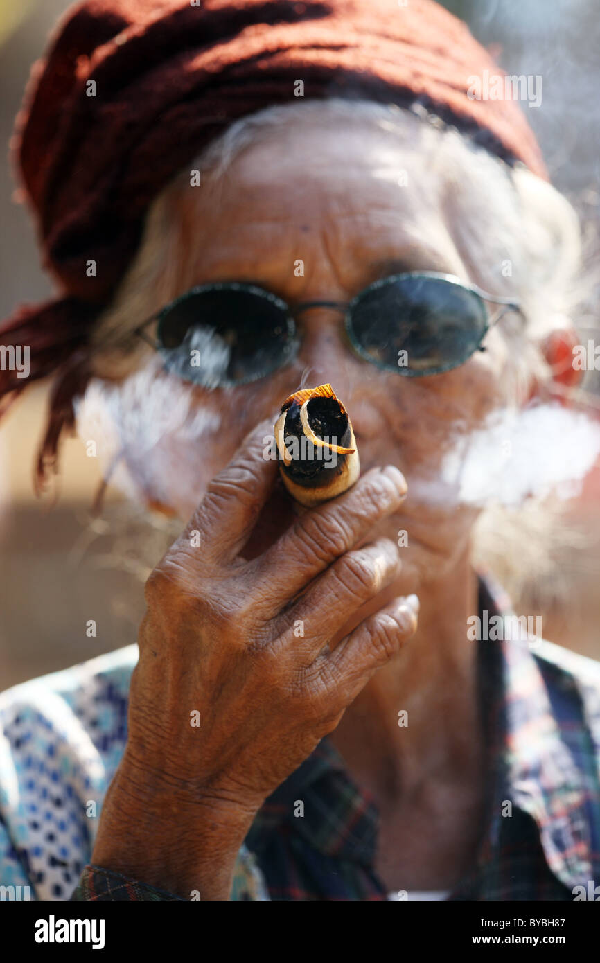 Burma, Birma, Myanmar, 20110123, alte Frau mit einer Zigarre Stockfoto