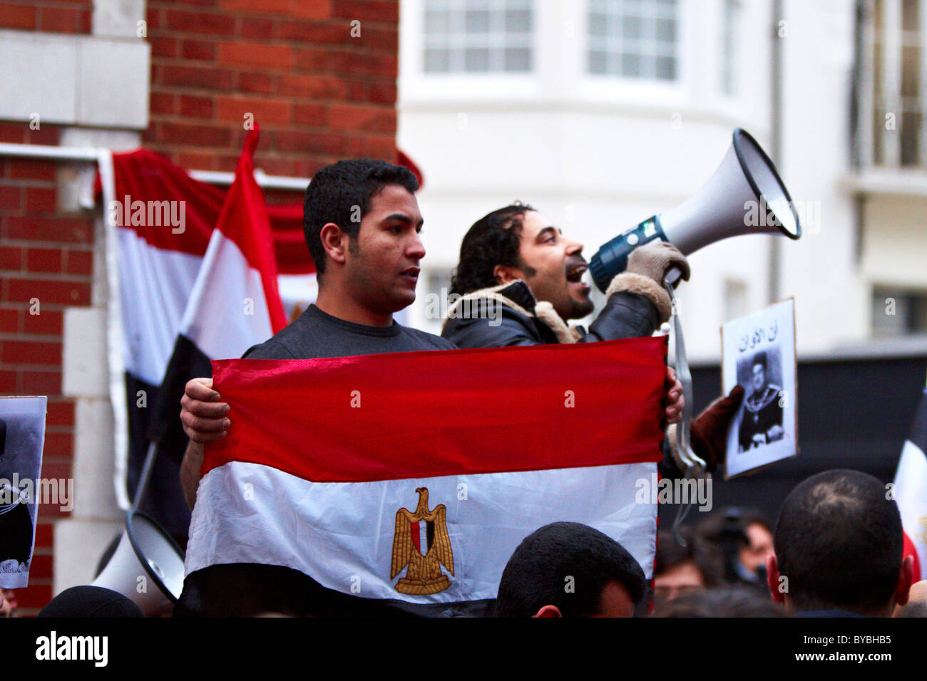 LONDON, VEREINIGTES KÖNIGREICH. Vor der ägyptischen Botschaft bezeichnet eine lärmende Menge von rund hundert für den Sturz der gegenwärtigen Regierung. Stockfoto