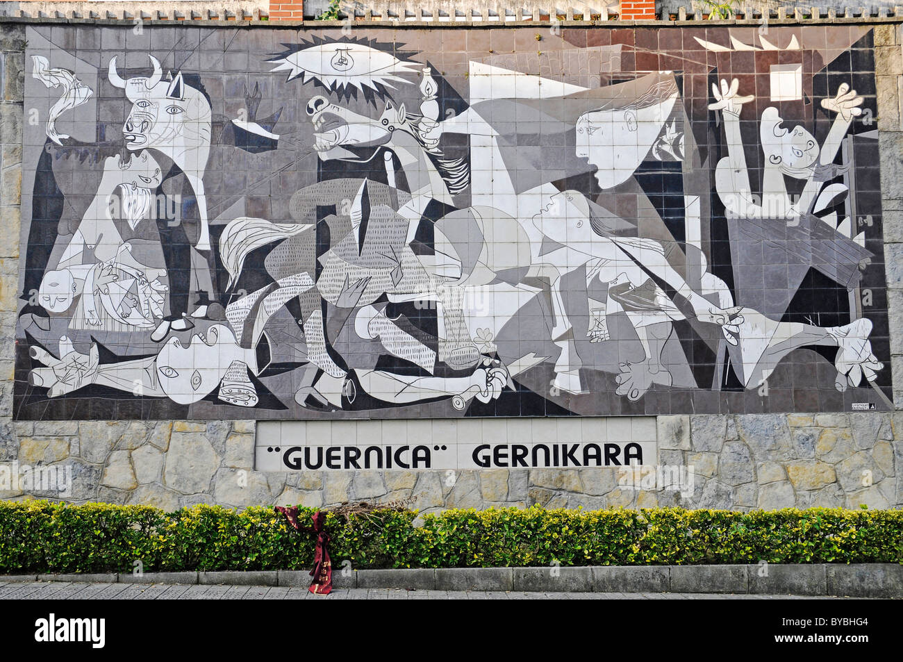 Guernica von Pablo Picasso, Vervielfältigungshandlungen von Fliesen an der Wand, Gernika Lumo, Guernica, Provinz Bizkaia, Pais Vasco Stockfoto