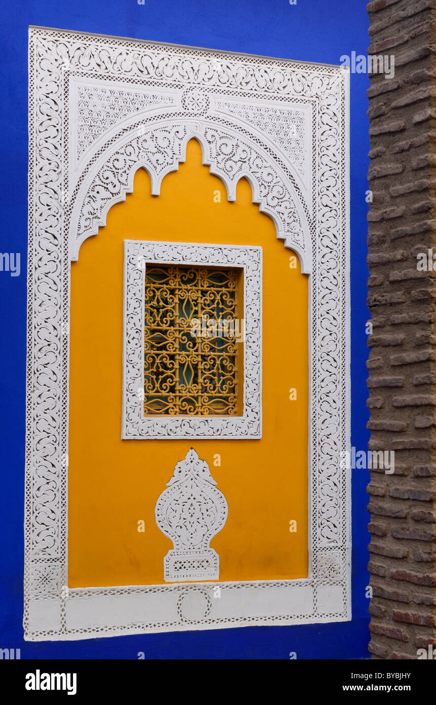 Verzierten gelben Fenster in Kobaltblau Islamische Kunstmuseum von Marrakesch in Marokko Majorelle Garten Stockfoto