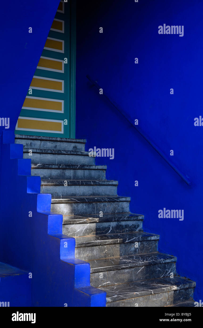 Treppe und Tür an der kobaltblauen Islamische Kunstmuseum von Marrakesch in Marokko Majorelle Garten Stockfoto