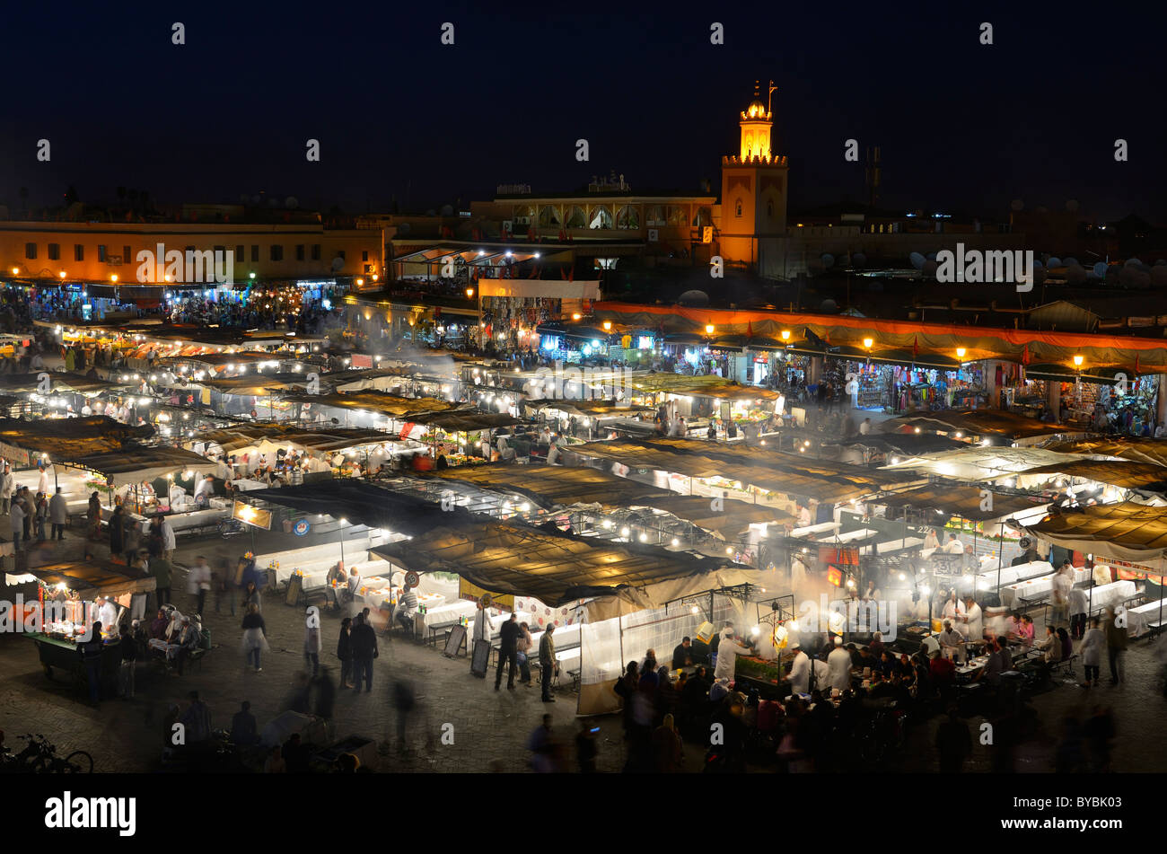 Massen an der Lebensmittelhändler in der Nacht im Platz Djemaa el Fna Souk in Marrakesch, Marokko Stockfoto