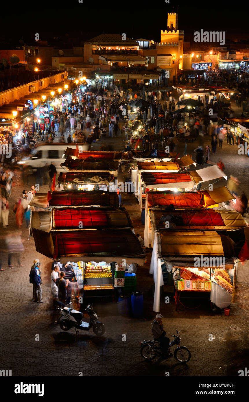 Überblick über die Massen an Essen Stände und Geschäfte in der Nacht im Platz Djemaa el Fna Marktplatz Marrakesch Marokko Stockfoto