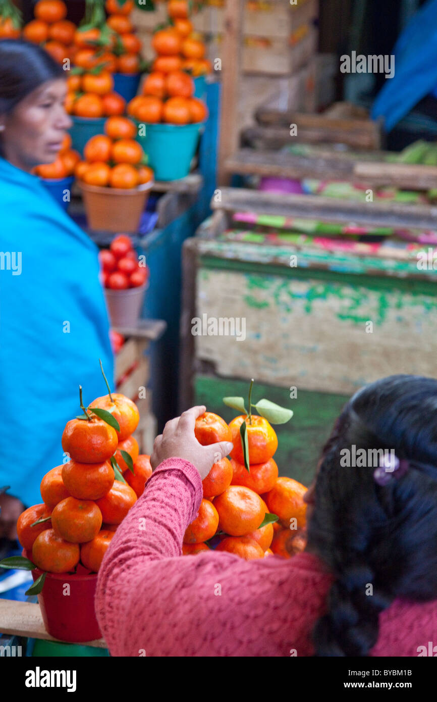 Obst-Verkäufer, Mercado Municipal, San Cristobal de Las Casas, Chiapas, Mexiko Stockfoto