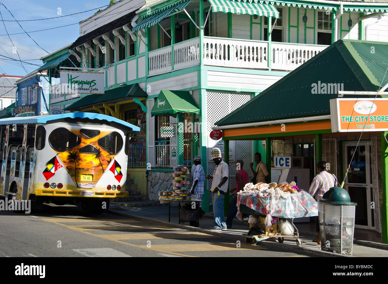 Redcliffe Quay Einkaufsviertel, Bus und Menschen St Johns Antigua Stockfoto