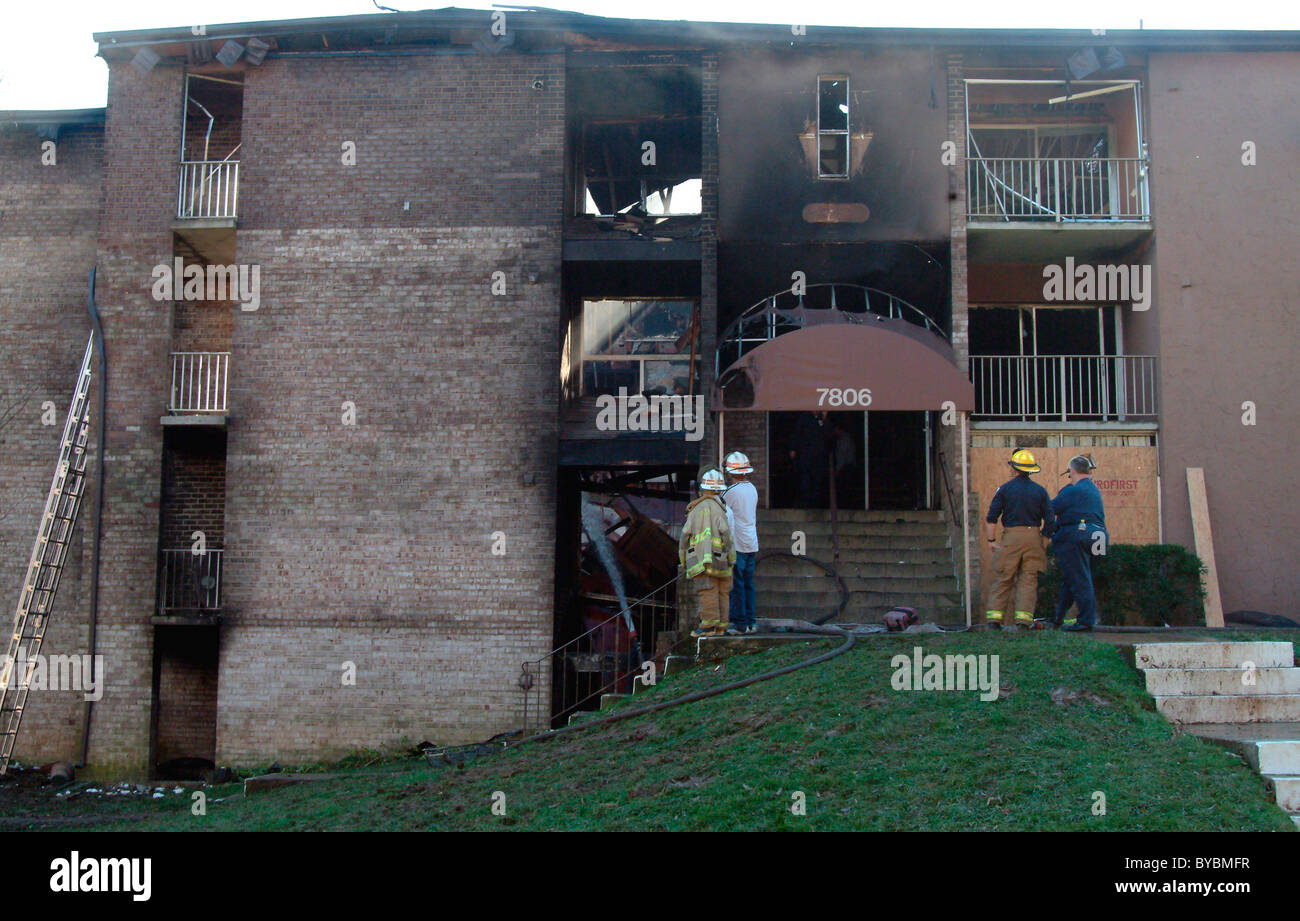 Apt Bau nach 3 Alarm Feuer raste durch die Tötung einer Frau Gebäude ausgebrannt Stockfoto