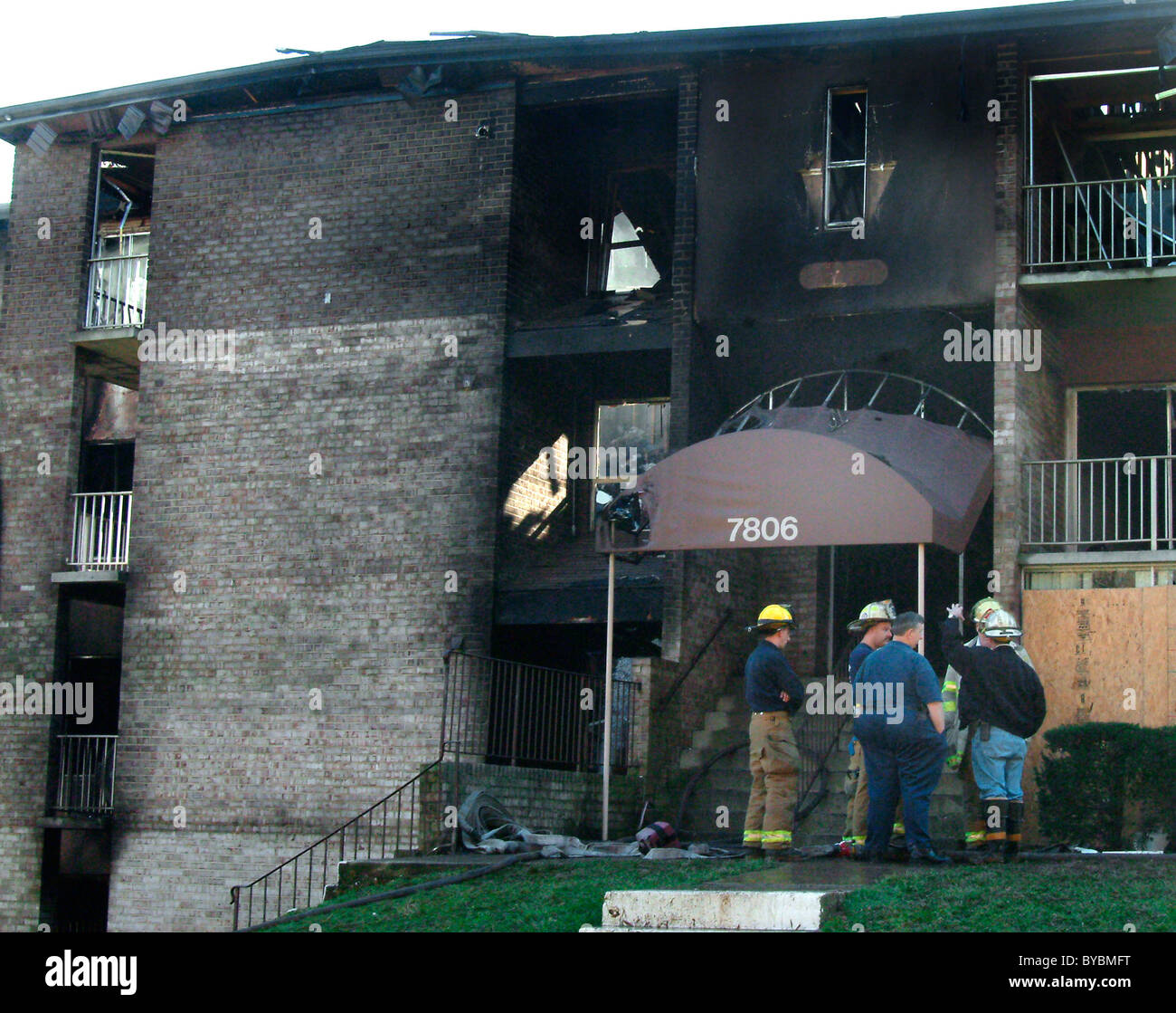 A ausgebrannt apt Gebäude, das in einem 3 Alarm-Feuer zerstört wurde, die eine Frau getötet = Greenbelt, Md Stockfoto