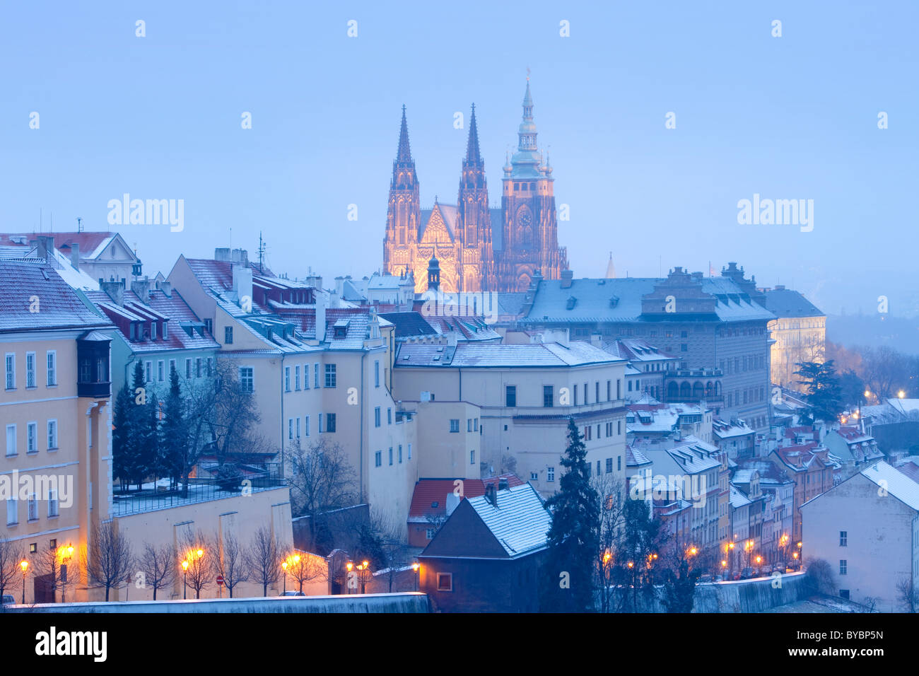 Prag im Winter - weniger Stadt (Mala Strana) und Hradschin Burg in der Abenddämmerung Stockfoto