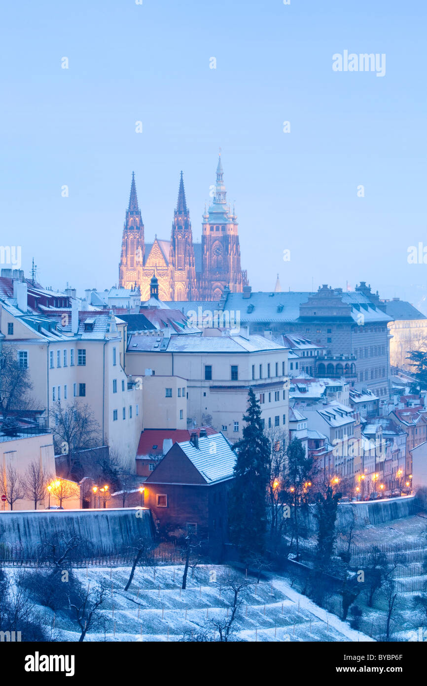 Prag im Winter - weniger Stadt (Mala Strana) und Hradschin Burg in der Abenddämmerung Stockfoto