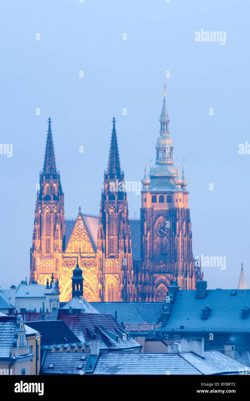Prag im Winter - weniger Stadt Dächer und Hradschin Burg in der Abenddämmerung Stockfoto