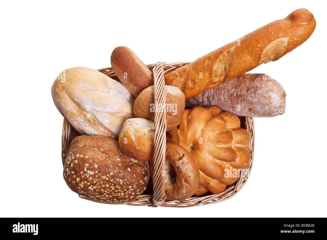 Foto von verschiedenen Arten von Brot in einem Weidenkorb isoliert auf einem weißen Hintergrund. Stockfoto