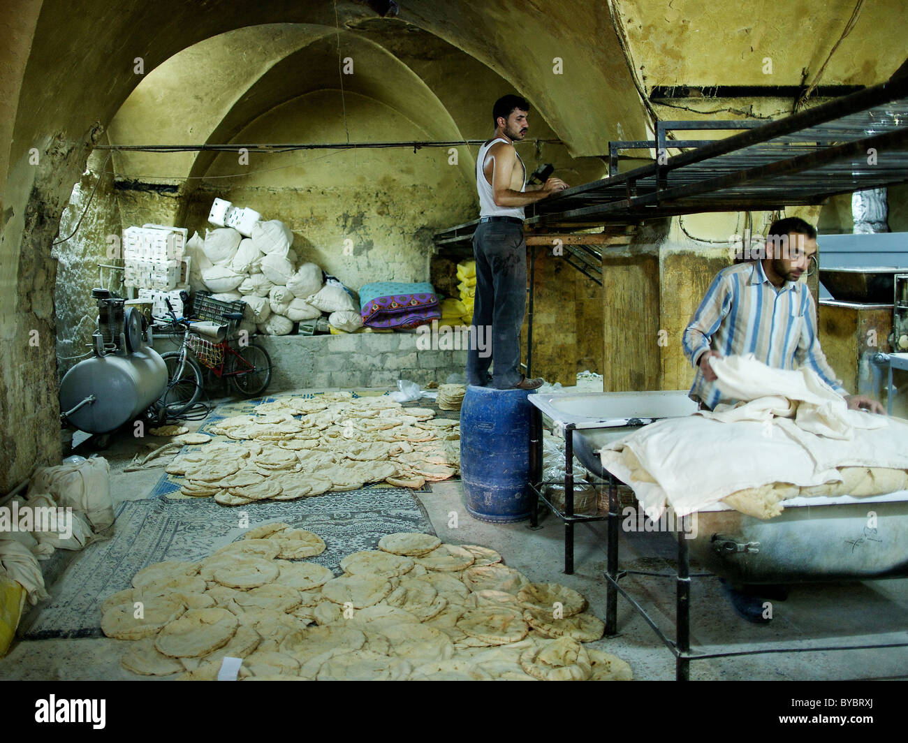 Frisch gebackene Fladen Trocknen auf dem Boden der lokalen Brot Bäckerei, Aleppo, Syrien Stockfoto