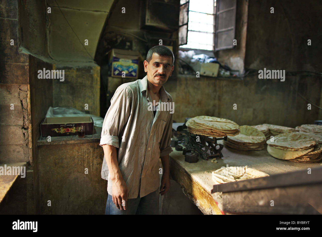 Bäcker-Brot-Bäckerei in der alten Stadt von Aleppo, Syrien Stockfoto