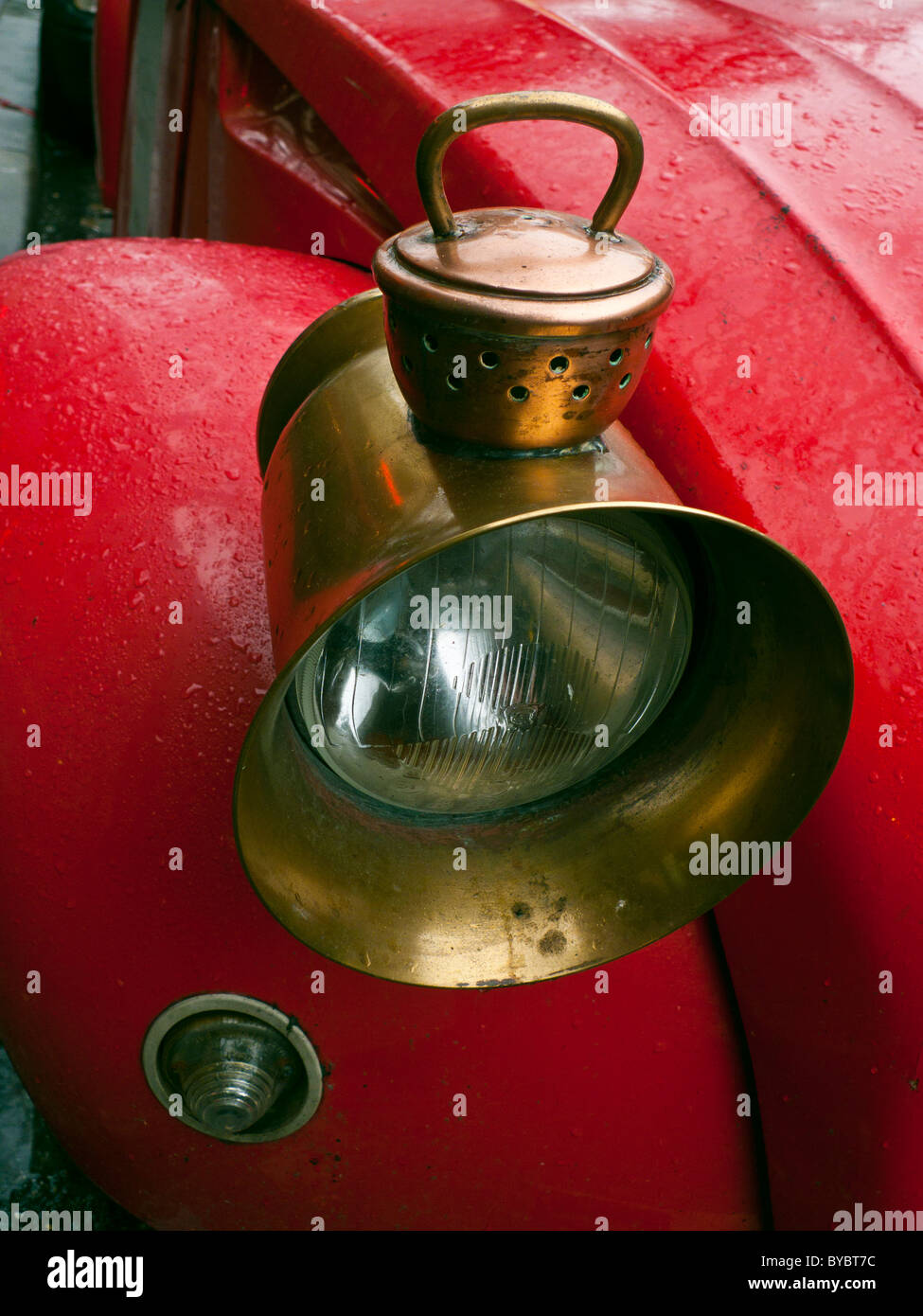 Eine Neuheit Kochtopf Stirnlampe auf Citroen 2CV Werbung ein Restaurant in Paris Stockfoto