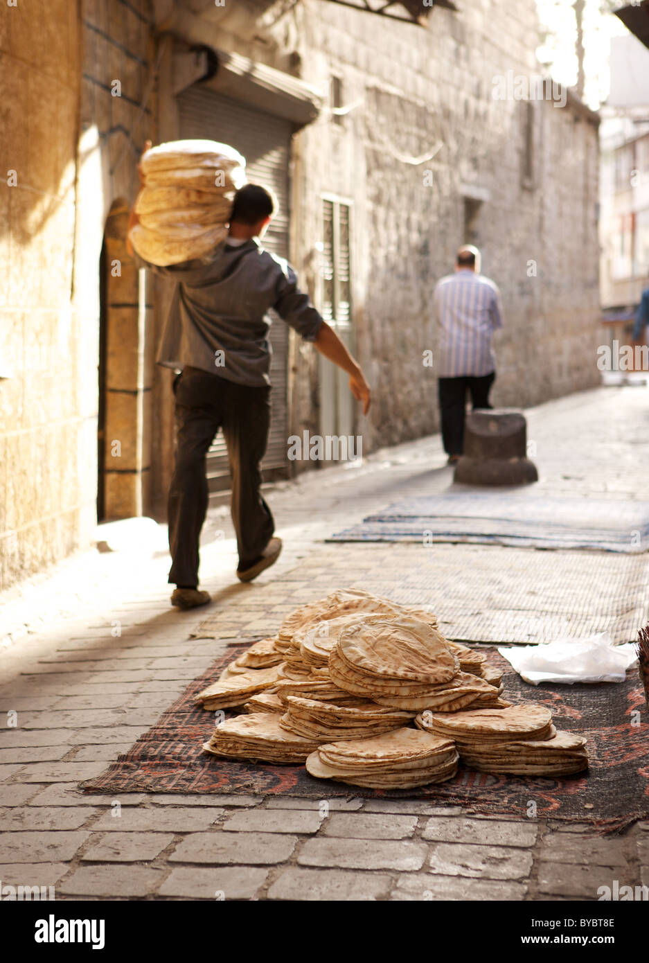 Ein Haufen von frisch gebackenem Brot trocknet vor einem Backstreet-Bäckerei in den Straßen von Aleppo Stockfoto