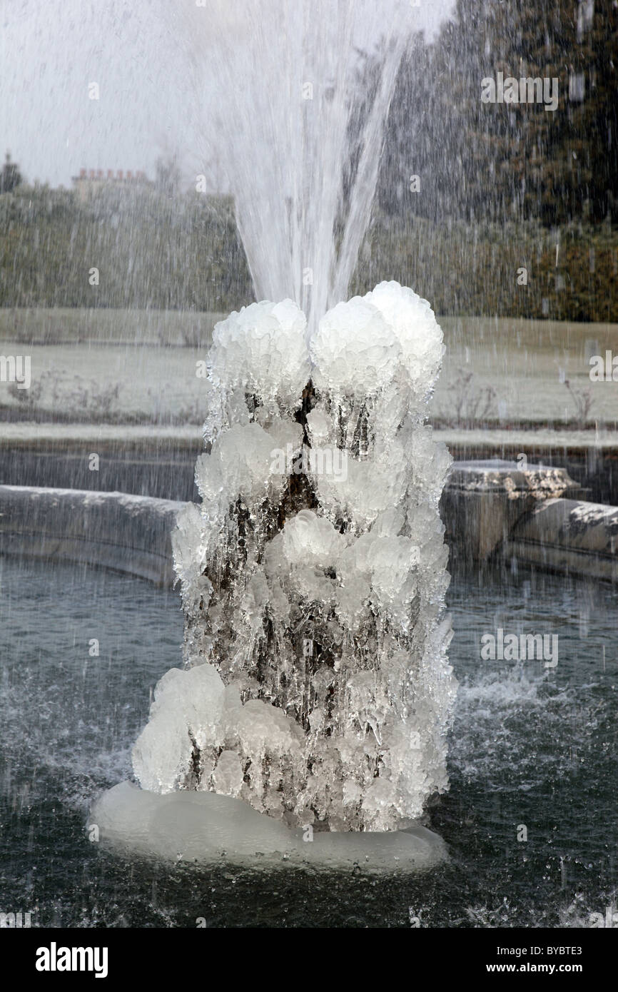 gefrorene Brunnen auf dem Gelände von Schloss Kilkenny, Irland Stockfoto